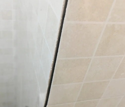 昭阳瓷砖空鼓维修公司分享阳台瓷砖脱落的修复过程可以分为以下几个步骤