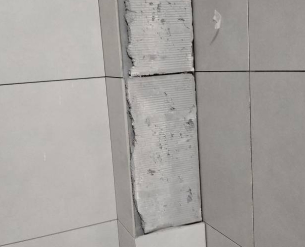 昭阳瓷砖空鼓维修公司分享下瓷砖施工前基层浇水润湿程度不足，可能导致以下问题